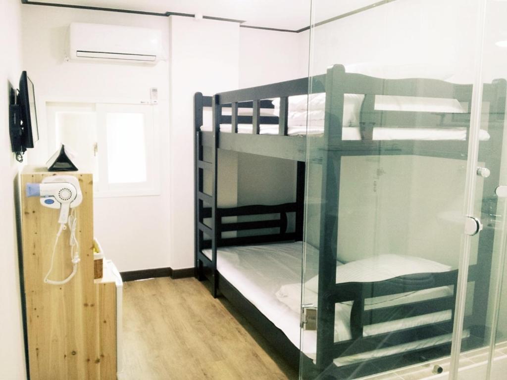 24 Sinchon Hongdae Guest house 2*