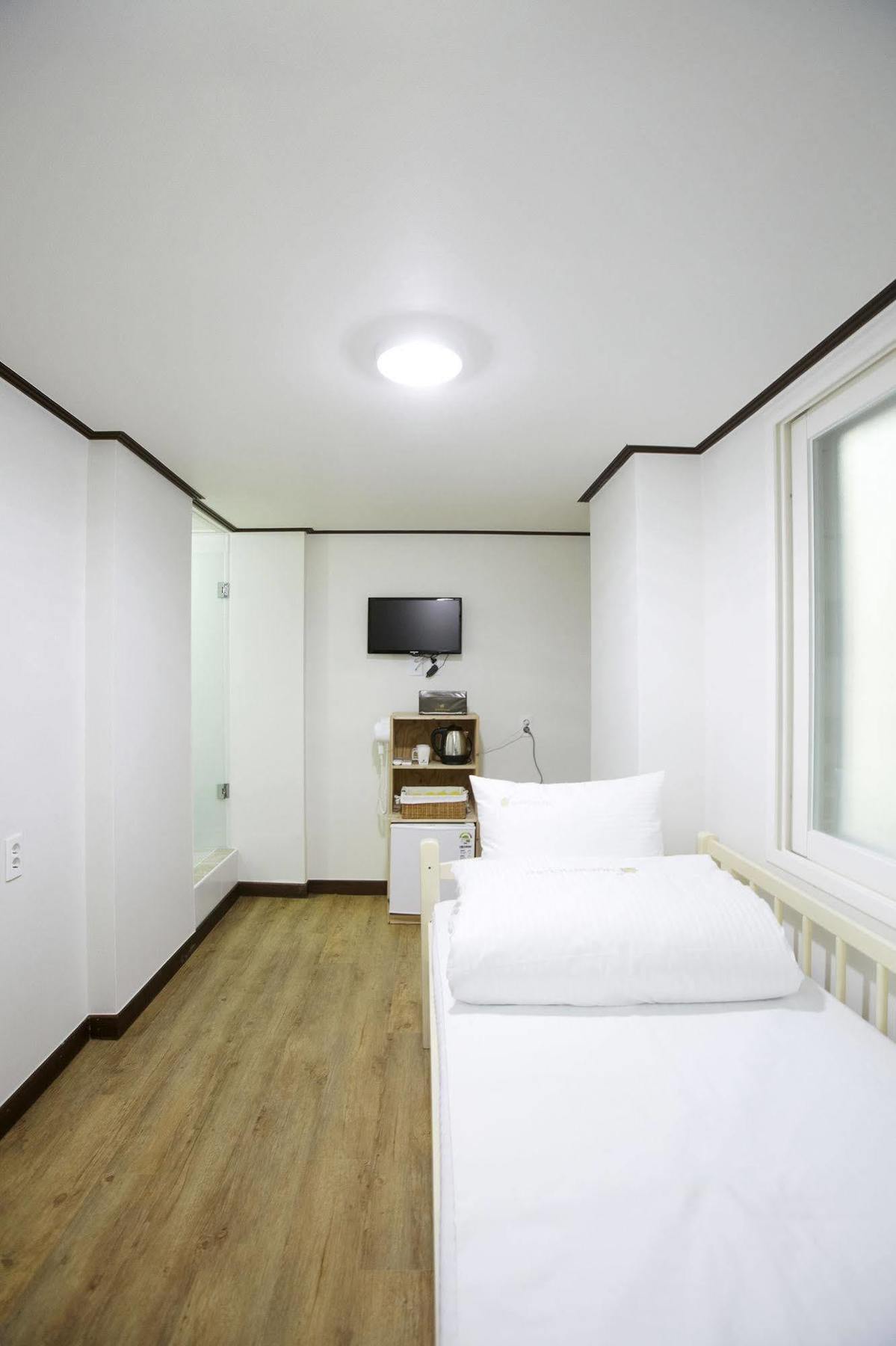 24 Sinchon Hongdae Guest house Seoul
