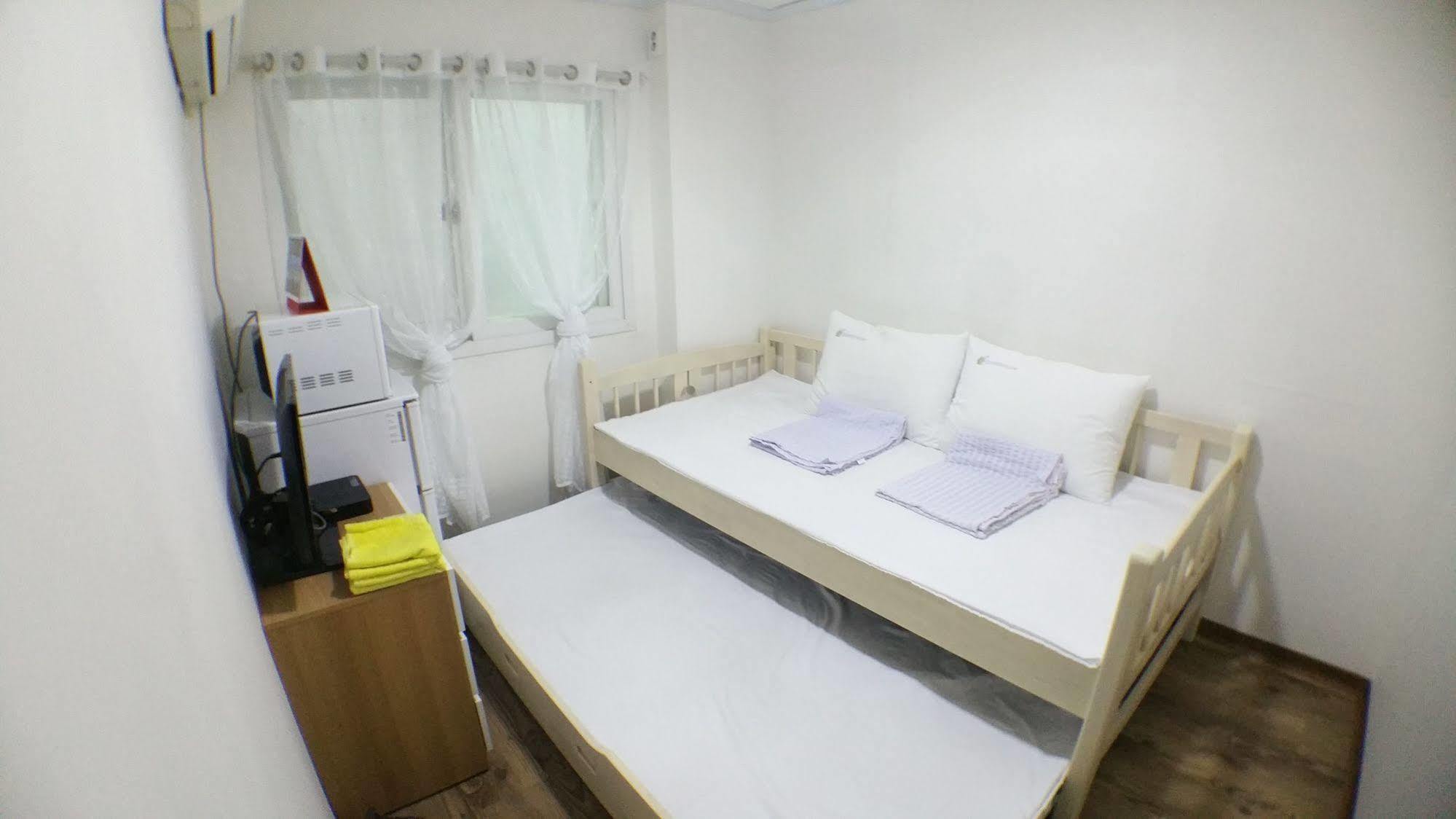 24 Sinchon Hongdae Guest house 2*
