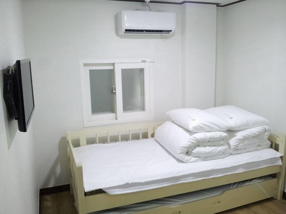 24 Sinchon Hongdae Guest house 2*