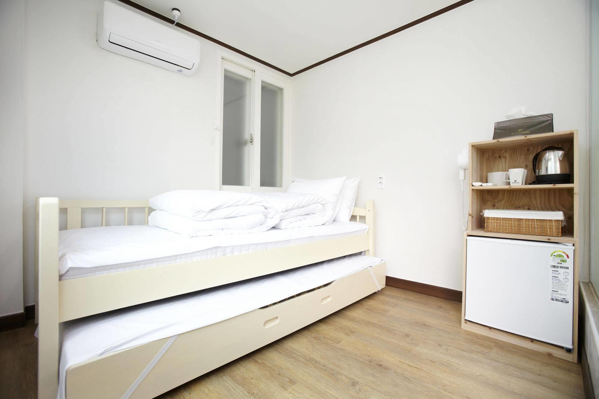 24 Sinchon Hongdae 2* Seul